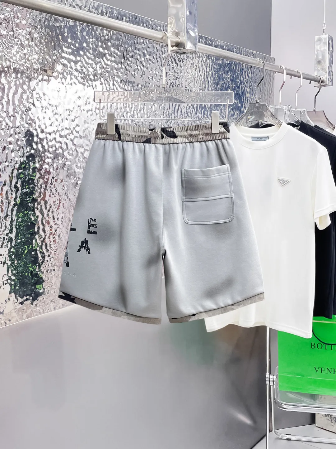 Balenciaga's three-standard complete 2026 summer New Arrival men's casual shorts, advanced custom-made Breathable fabric, Breathable fabric, extremely stretchy and comfortable, impeccable details, top-grade accessories, original logo design concept, delicate and soft feel! The upper body fit is awesome! Size: M-XXXL Please state your height and weight when ordering